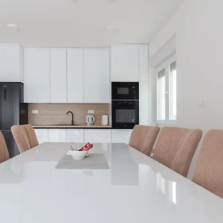 Modern Luxury Karla With Pool, Near The - By Tourist Agency Leut Apartment