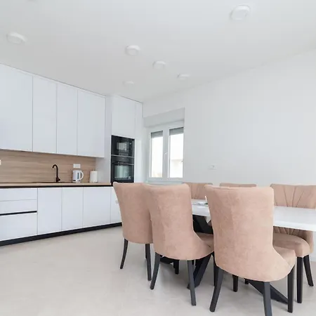 Modern Luxury Karla With Pool, Near The - By Tourist Agency Leut Appartement